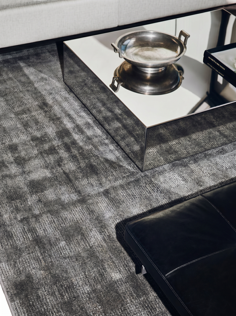 سجادة أنوال سوداء خاصة TENCEL™ 01 ANTHRACITE من Brasilia مصنوعة يدوياً بتصميم عصري بسيط وأنيق
