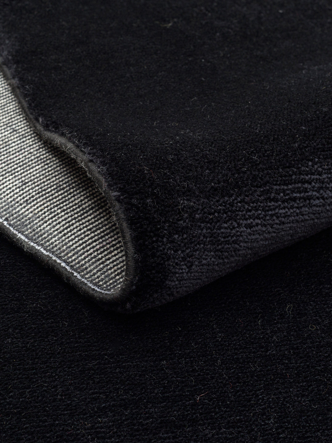 Victoria %100 TENCEL™ Lyocell El Emeği ile Üretilen Halı MIDNIGHT ONYX kıvrım detayı