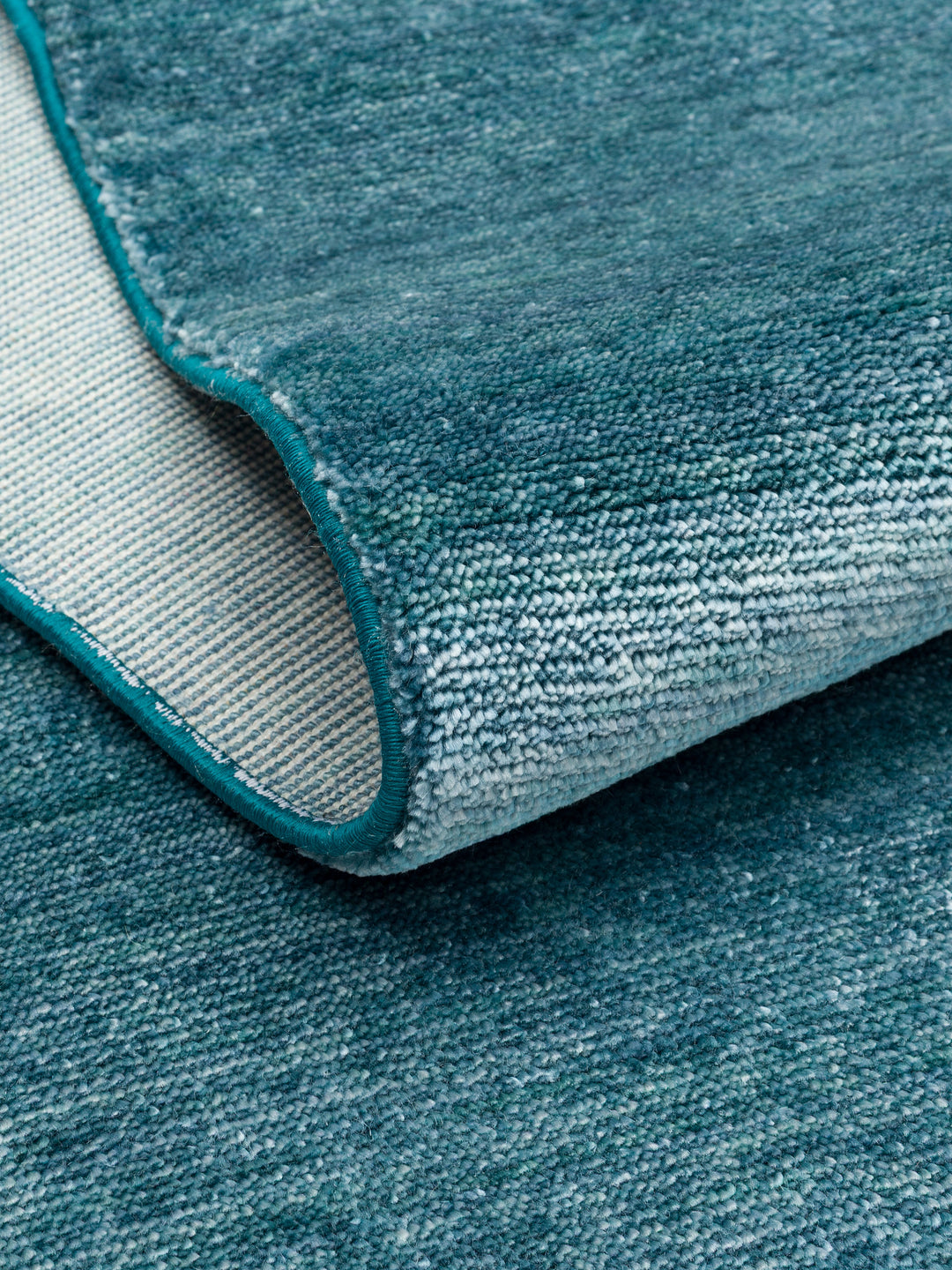 Victoria %100 TENCEL™ Lyocell El Emeği ile Üretilen Halı OCEAN MIST kıvrım detayı